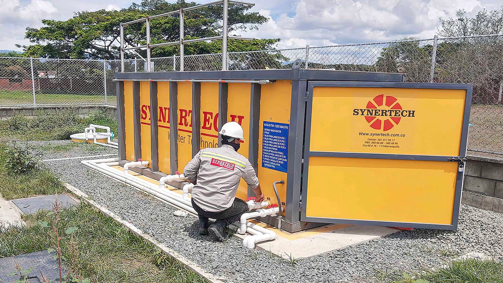 persona realizando pruebas en planta complementaria de tratamiento de aguas residuales - ver detalles de la planta