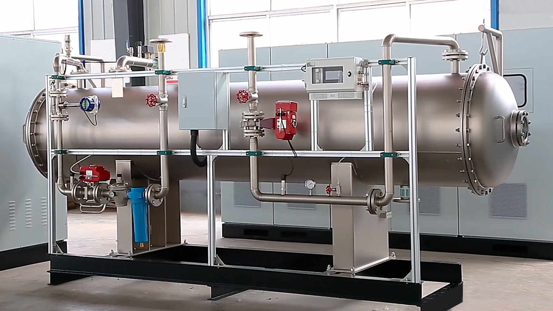 Técnico inspeccionando una planta de tratamiento de aguas residuales modular de color verde marca BIOMAX SYNERTECH, que incluye módulos de pretratamiento, decantación, DAF y oxidación avanzada. La planta está ubicada en un entorno industrial con techo alto y tuberías visibles. - ver más información