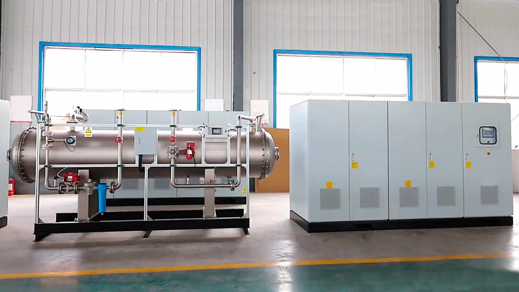 persona realizando pruebas en planta complementaria de tratamiento de aguas residuales - ver detalles de la planta