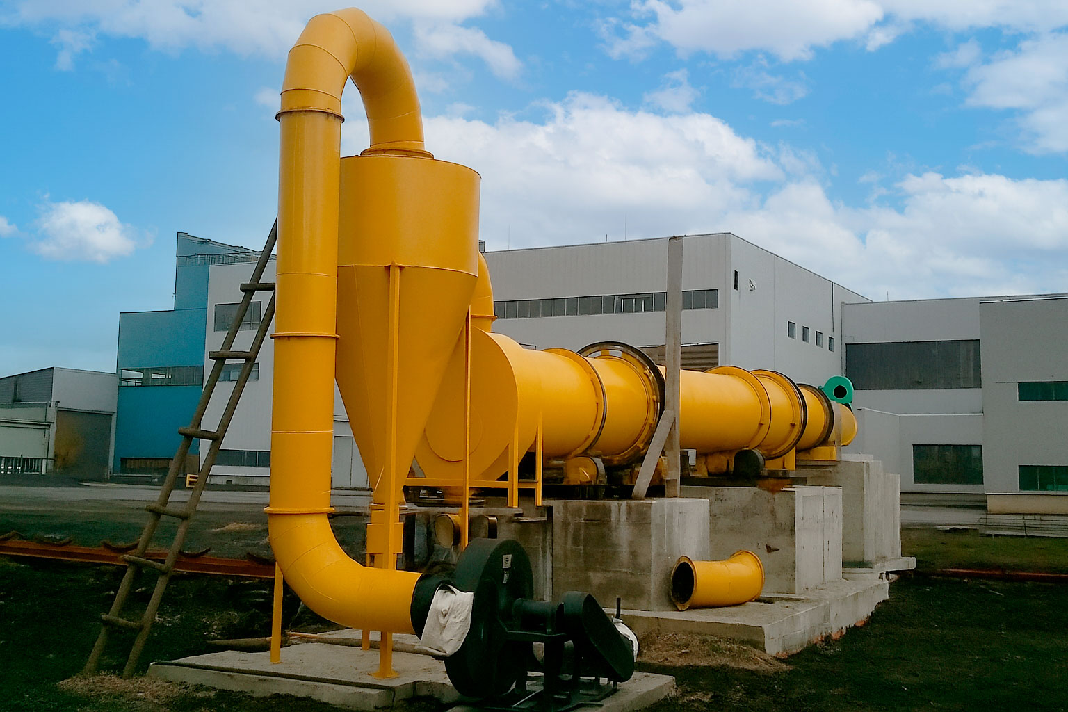 persona realizando pruebas en planta complementaria de tratamiento de aguas residuales - ver detalles de la planta