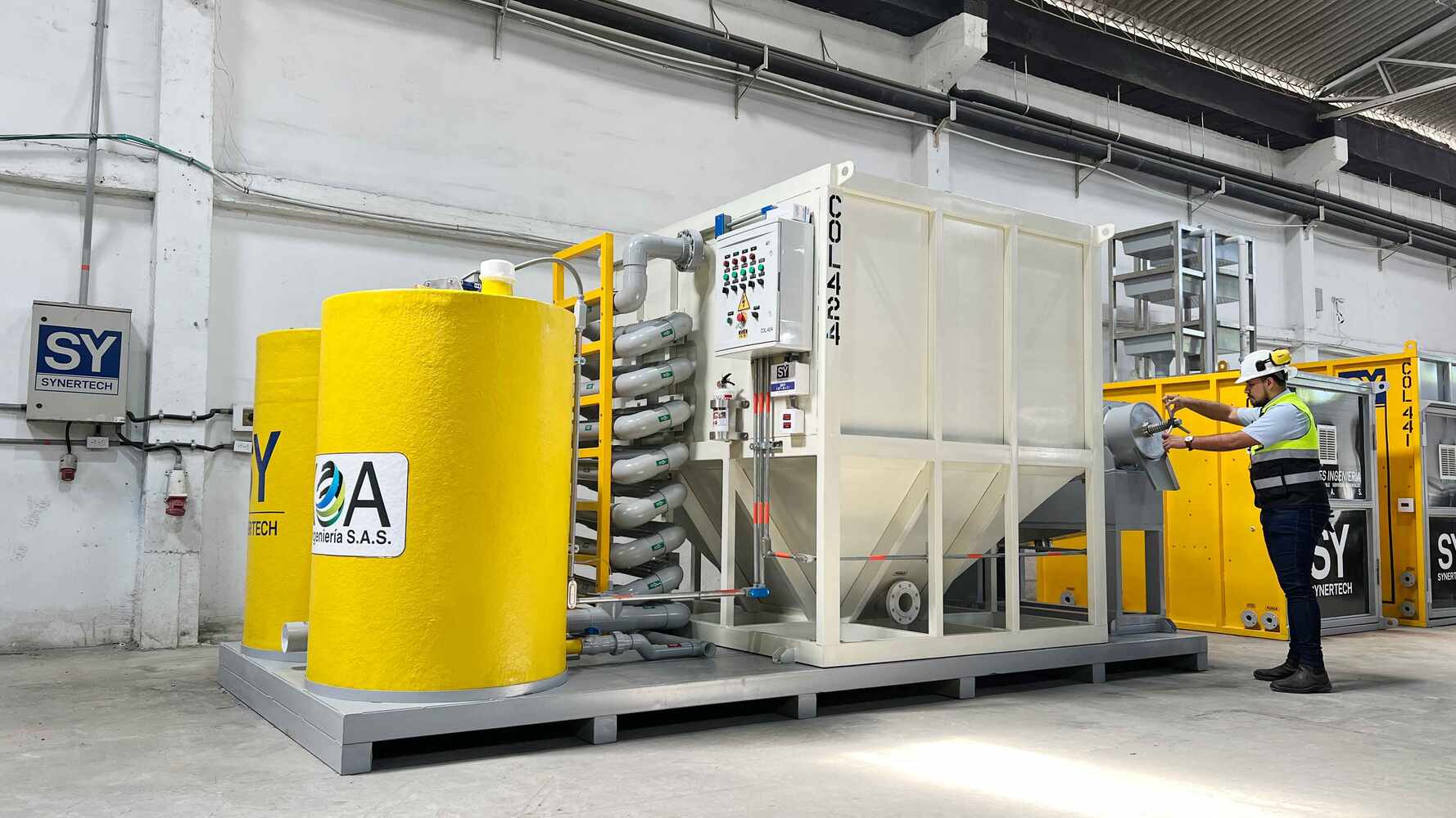 persona realizando pruebas en planta complementaria de tratamiento de aguas residuales - ver detalles de la planta