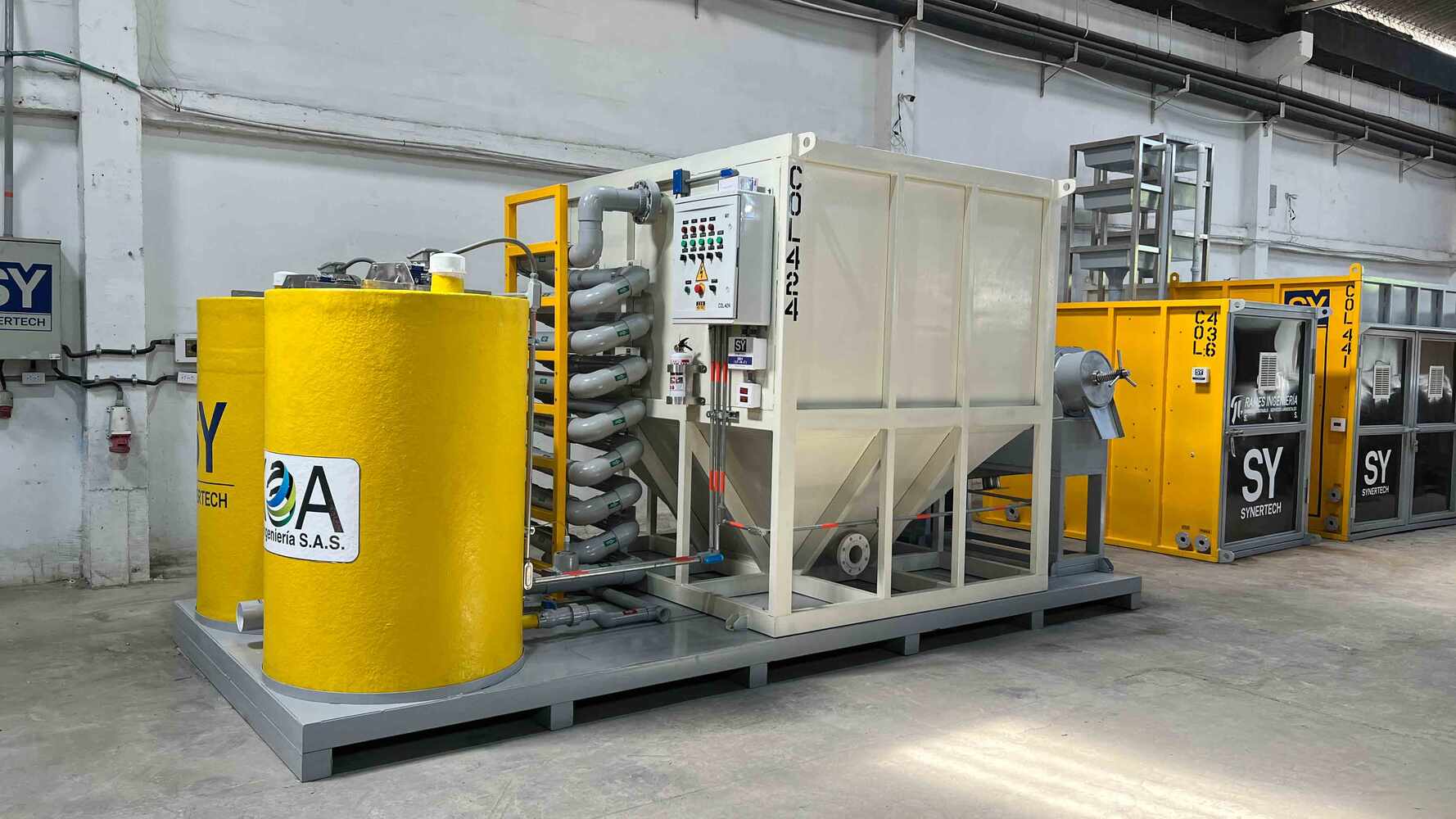 persona realizando pruebas en planta complementaria de tratamiento de aguas residuales - ver detalles de la planta