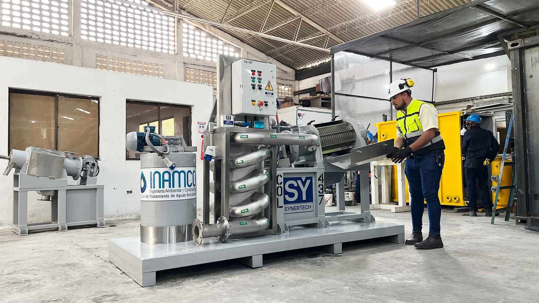 persona realizando pruebas en planta complementaria de tratamiento de aguas residuales - ver detalles de la planta